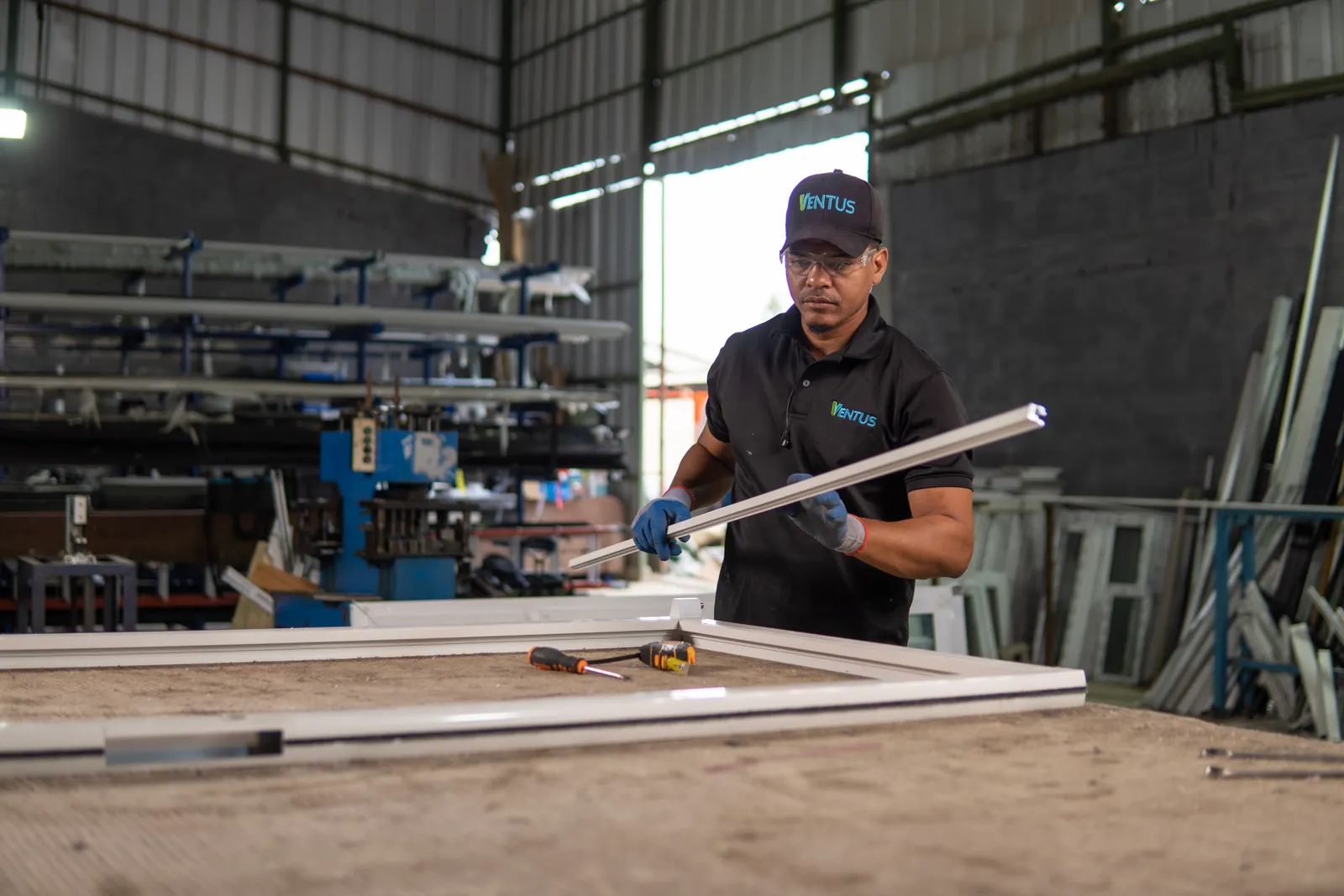 Técnico de Ventus fabricando ventanería de aluminio en nuestra planta